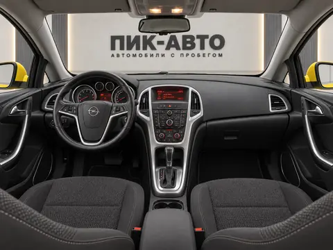 Opel Astra GTC 2013, панель приборов