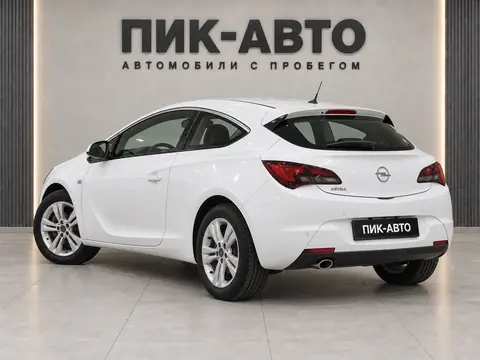 Opel Astra GTC 2013, вид сзади