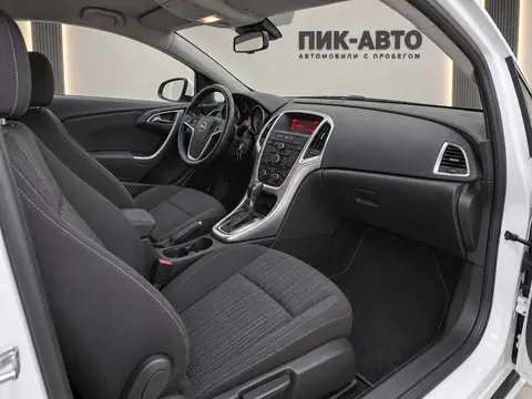 Opel Astra GTC 2013, салон