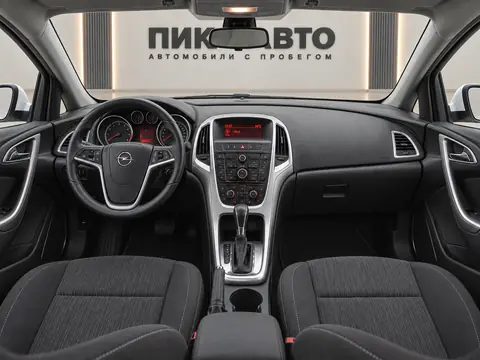 Opel Astra GTC 2013, панель приборов