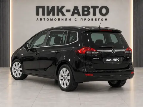 Opel Zafira Tourer 2016, вид сзади
