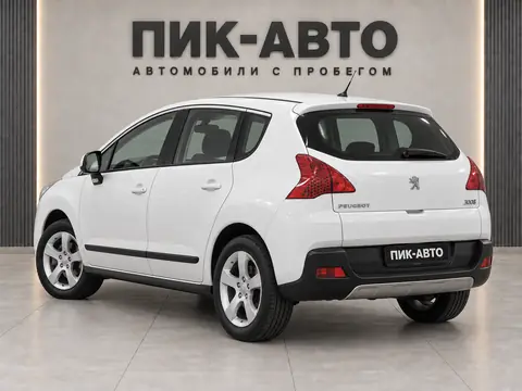 Peugeot 3008 2011, вид сзади
