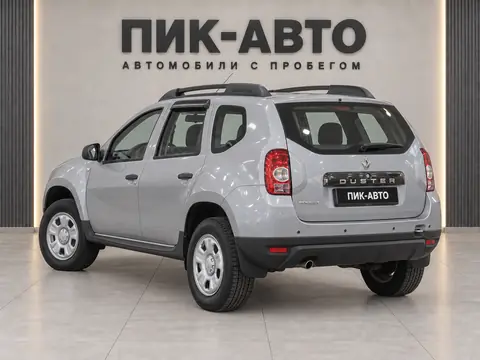 Renault Duster 2012, вид сзади