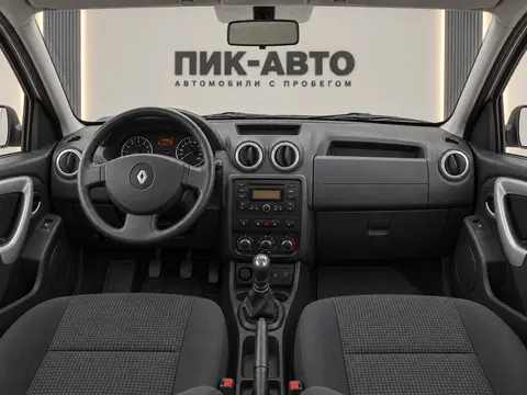 Renault Duster 2012, панель приборов