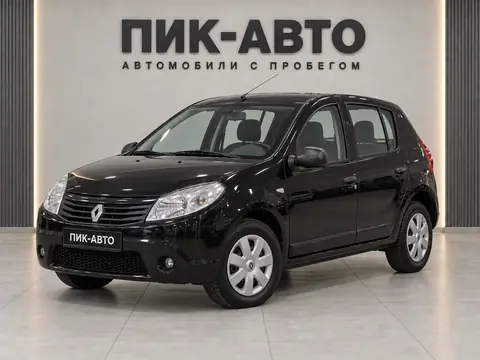 Renault Sandero 2013, вид спереди