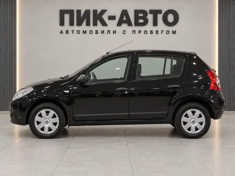Renault Sandero 2013, вид сбоку