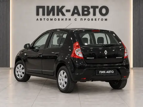 Renault Sandero 2013, вид сзади