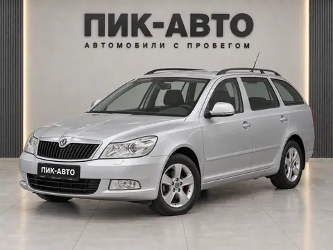 Skoda Octavia 2012, вид спереди