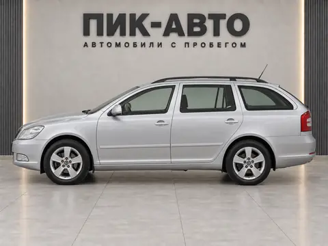Skoda Octavia 2012, вид сбоку
