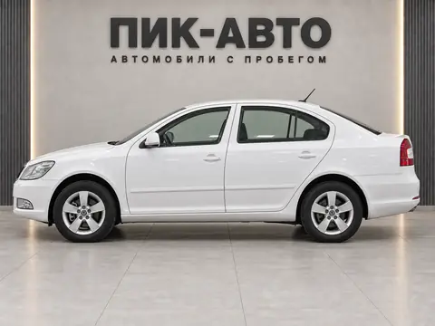 Skoda Octavia 2011, вид сбоку