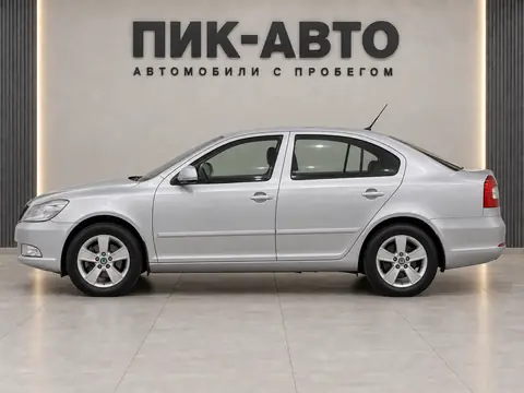 Skoda Octavia 2011, вид сбоку