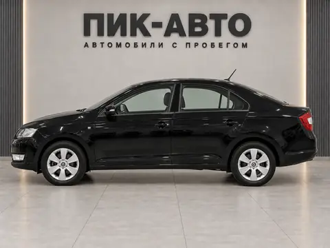 Skoda Rapid 2015, вид сбоку