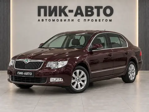 Skoda Superb 2013, вид спереди