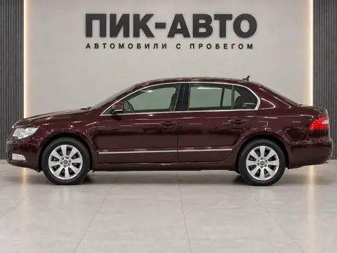 Skoda Superb 2013, вид сбоку