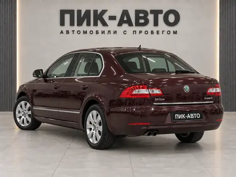 Skoda Superb 2013, вид сзади