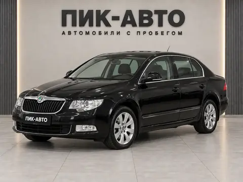 Skoda Superb 2011, вид спереди