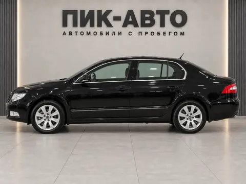 Skoda Superb 2011, вид сбоку