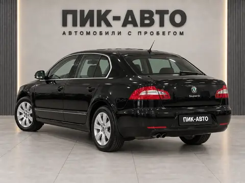 Skoda Superb 2011, вид сзади