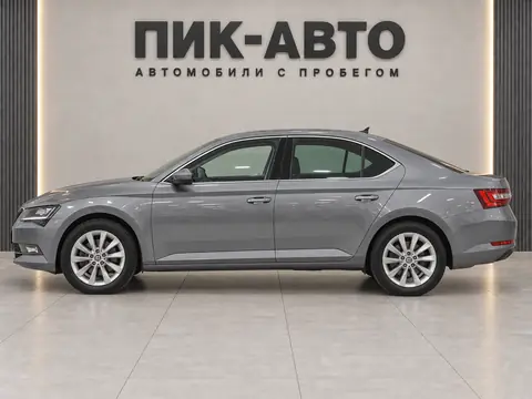 Skoda Superb 2017, вид сбоку