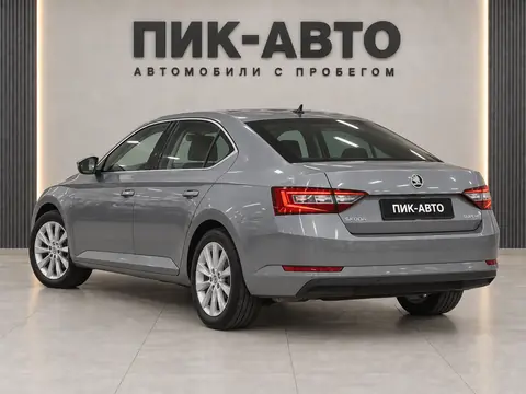 Skoda Superb 2017, вид сзади