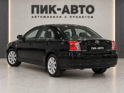 Toyota Avensis 2003, вид сзади