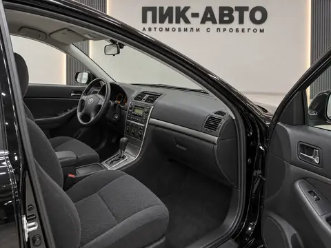 Toyota Avensis 2003, салон