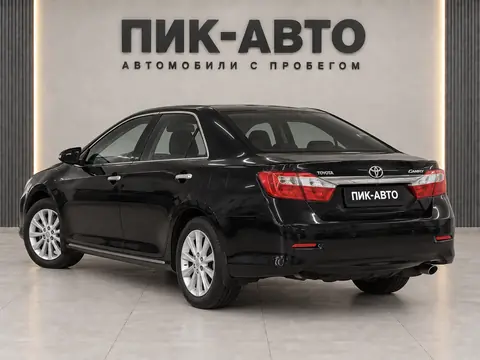 Toyota Camry 2013, вид сзади