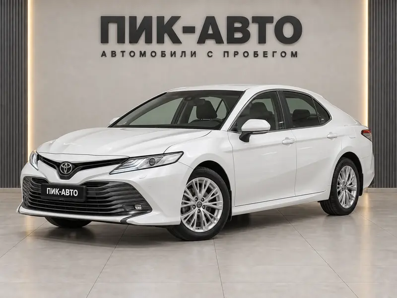 Toyota Camry 2018 — с пробегом, седан, белый перламутр, вид спереди