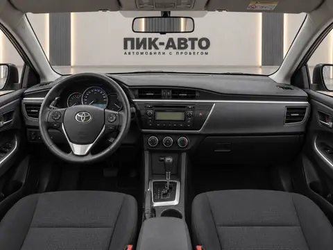 Toyota Corolla 2013, панель приборов