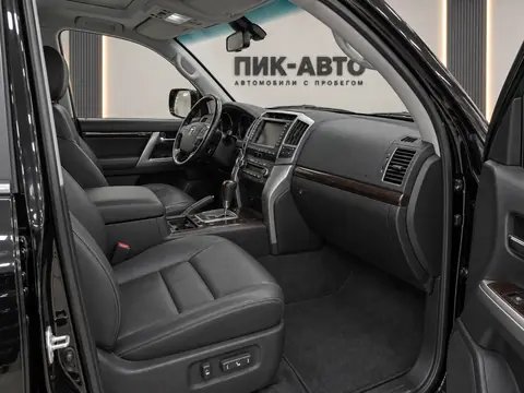Toyota Land Cruiser 200 2012, салон