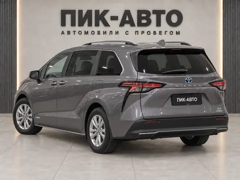 Toyota Sienna 2021, вид сзади