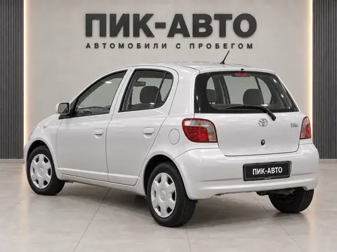 Toyota Vitz 2001, вид сзади