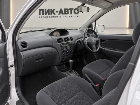 Toyota Vitz 2001, салон