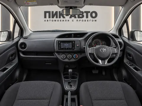 Toyota Vitz 2018, панель приборов