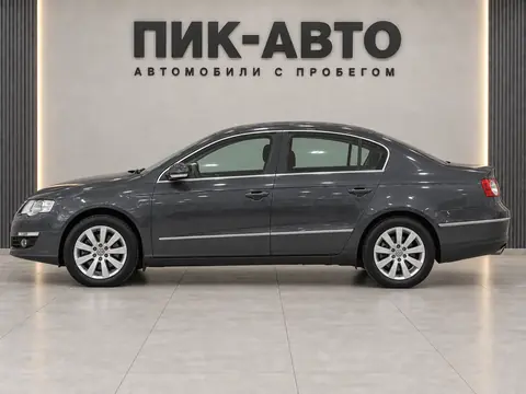 Volkswagen Passat 2010, вид сбоку