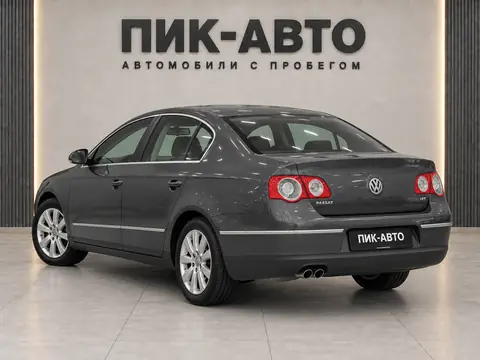 Volkswagen Passat 2010, вид сзади