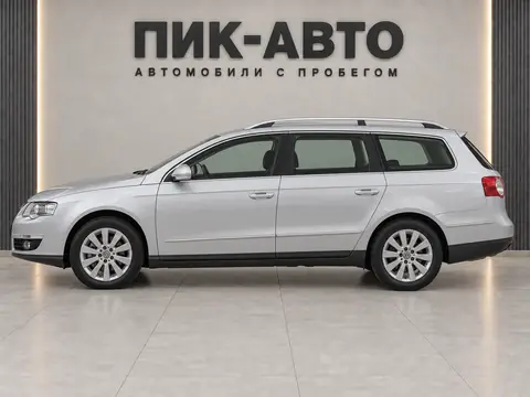 Volkswagen Passat 2010, вид сбоку