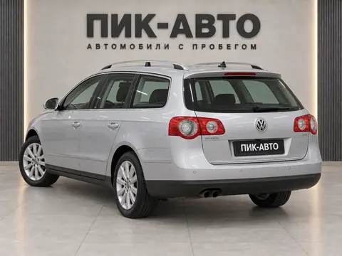 Volkswagen Passat 2010, вид сзади