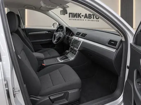 Volkswagen Passat 2010, салон