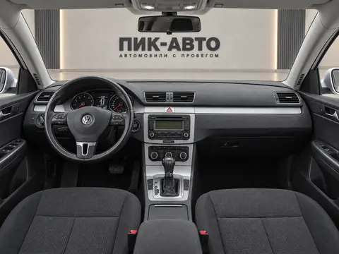 Volkswagen Passat 2010, панель приборов