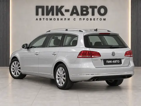 Volkswagen Passat 2014, вид сзади