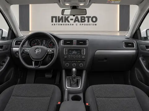Volkswagen Jetta 2015, панель приборов
