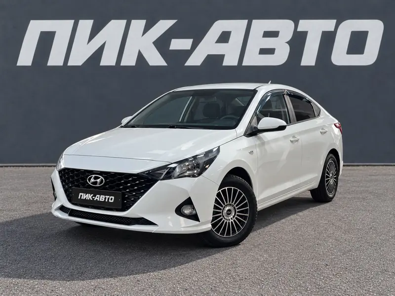 Hyundai Solaris 2022 — с пробегом, седан, белый, фото 1