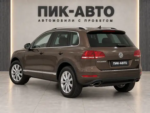 Volkswagen Touareg 2010, вид сзади