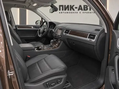Volkswagen Touareg 2010, салон