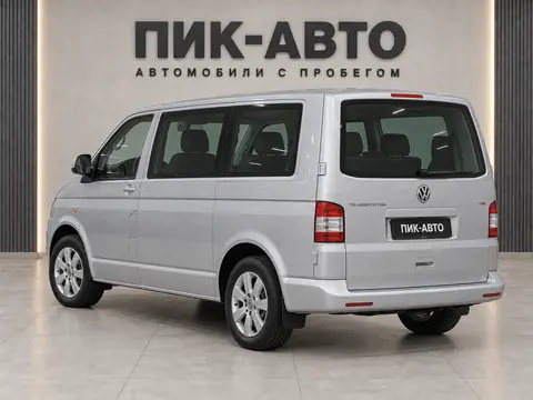 Volkswagen Multivan 2010, вид сзади