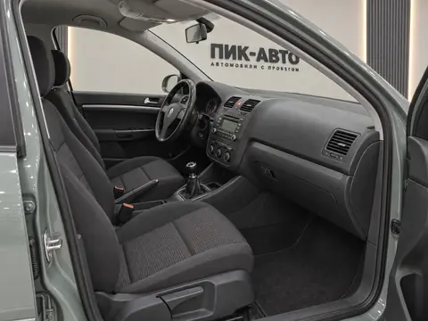 Volkswagen Golf 2006, салон
