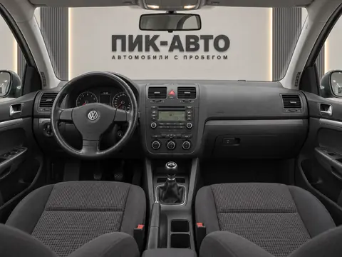 Volkswagen Golf 2006, панель приборов