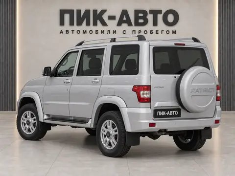 УАЗ Патриот 2018, вид сзади