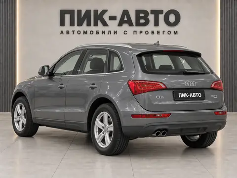 Audi Q5 2012, вид сзади